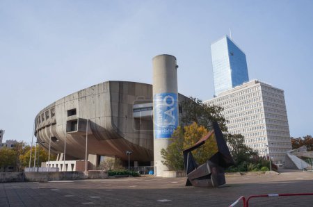 Téléchargez les photos : Lyon, France - 24 novembre 2022 - Auditorium Maurice Ravel en béton, en forme de coquille de pétoncle de l'Orchestre national de Lyon et tour Incity ; il a été construit en 1975 dans le quartier des affaires de La Part-Dieu - en image libre de droit