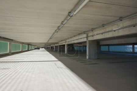 Foto de Aussonne, Francia - 14 de diciembre de 2023 - Perspectiva de una de las plantas del nuevo centro de convenciones MEET de Toulouse Mtropole; el enorme aparcamiento sobre el suelo tiene una capacidad de 5000 personas - Imagen libre de derechos