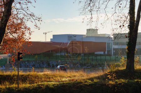 Téléchargez les photos : Toulouse, France - 14 décembre 2023 - Partie latérale de la soufflerie aéro-acoustique de l'Institut Supérieur d'Aéronautique et d'Espace (ISAE-Suparo), le plus grand d'Europe, sur le Complexe Scientifique du Rangueil - en image libre de droit