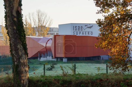 Téléchargez les photos : Toulouse, France - 14 décembre 2023 - Partie latérale de la soufflerie aéro-acoustique de l'Institut Supérieur d'Aéronautique et d'Espace (ISAE-Suparo), le plus grand d'Europe, sur le Complexe Scientifique du Rangueil - en image libre de droit