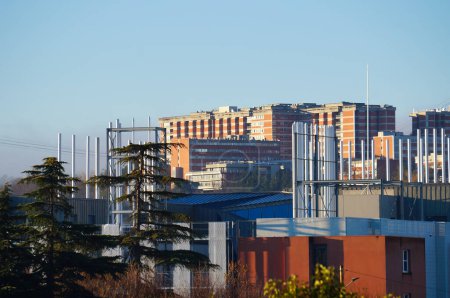 Téléchargez les photos : Toulouse, France - 14 décembre 2023 - Au premier plan, l'Institut de biotechnologie de Toulouse (au sein de l'École des ingénieurs de l'INSA) ; en arrière-plan, l'Hôpital universitaire Rangueil au sommet de la colline Pech-David - en image libre de droit