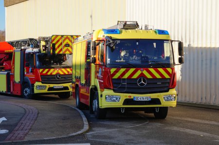 Téléchargez les photos : Toulouse, France - 14 décembre 2023 - Deux camions de pompiers Mercedes-Benz modernes, rouges et jaunes du Service d'incendie et de sauvetage de Haute-Garonne (SDIS 31) : un appel d'offres et une échelle télescopique à plateau tournant - en image libre de droit
