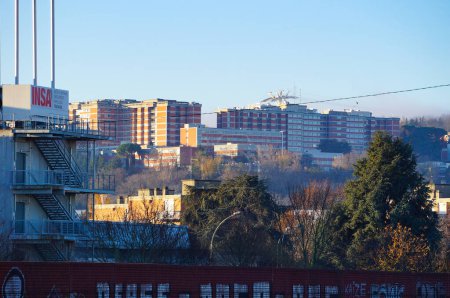 Téléchargez les photos : Toulouse, France - 14 décembre 2023 - À gauche, l'Institut de biotechnologie de Toulouse sur le campus de l'INSA ; en arrière-plan, l'Hôpital universitaire Rangueil au sommet de la colline pech-David, et une tour de soutien Tlo - en image libre de droit