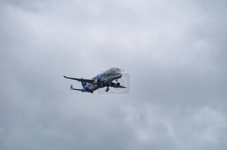 Téléchargez les photos : Toulouse, France - 21 juillet 2023 - Un Airbus A330-743L Beluga XL passe bas au-dessus de la colline Pech-David, en approche vers Blagnac, avant d'atterrir ; le Beluga transporte des pièces d'avion vers les usines Airbus - en image libre de droit