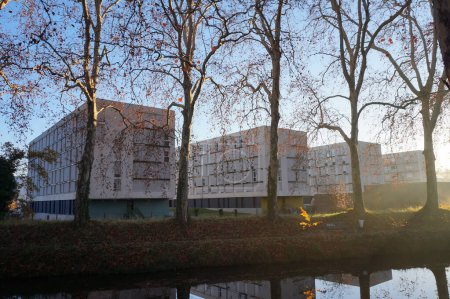 Foto de Toulouse, Francia - 21 de diciembre de 2023 - Alojamiento para estudiantes en el campus de ISAE-SUPAERO, una escuela de ingeniería aeronáutica en el Complejo Rangueil: bloques de apartamentos junto al Canal du Midi, por la mañana - Imagen libre de derechos