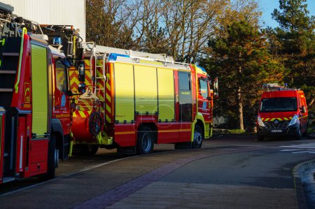 Téléchargez les photos : Toulouse, France - 14 décembre 2023 - Deux camions de pompiers Mercedes-Benz modernes, rouges et jaunes du Service d'incendie et de sauvetage de Haute-Garonne (SDIS 31) : un appel d'offres et une échelle télescopique à plateau tournant - en image libre de droit