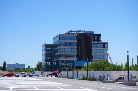 Foto de Toulouse, Francia - 9 de agosto de 2023 - Edificio en curso de la futura sede de GA Smart Building, una empresa de construcción local, en Giants 'Runway en el parque empresarial de Montaudran Aerospace - Imagen libre de derechos