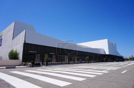 Foto de Toulouse, Francia - 9 de agosto de 2023 - Moderna fachada blanca de la galería comercial construida contra el cine multiplex UGC en el nuevo barrio de Montaudran Arospace, junto a la histórica Giants 'Runway - Imagen libre de derechos