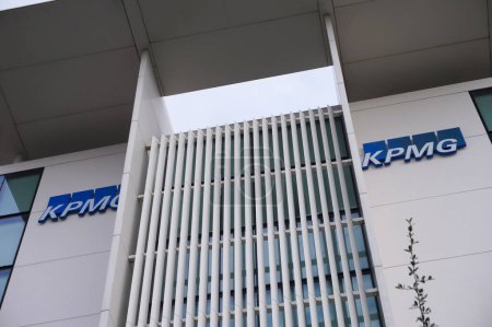 Foto de Labge, Francia - 2 de diciembre de 2023 - Modern glass KPMG Tower in Labge Palays business park, next to Toulouse; KPMG es una de las mayores organizaciones contables del mundo, con sede en Londres - Imagen libre de derechos
