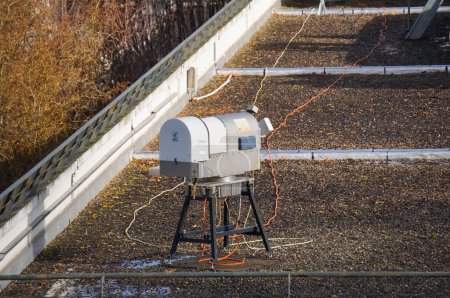 Foto de Toulouse, Francia - 21 de diciembre de 2023 - Instrumento de medición de Radiometer Physics Gmbh, una empresa de Rhode and Schwarz, en el tejado de ONERA (Oficina Nacional de Estudios e Investigación Aeroespaciales)) - Imagen libre de derechos