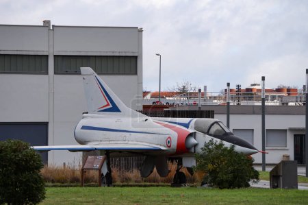 Foto de Toulouse, Francia - 23 de diciembre de 2023 - El primer avión de prueba Dassault Mirage III en la Fuerza Aérea Francesa, mantenido en el Polo Mecánico del Instituto Superior de Aeronáutica y Espacio, cerca de ONERA - Imagen libre de derechos