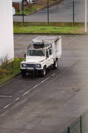 Téléchargez les photos : Toulouse, France - 23 décembre 2023 - Un véhicule tout-terrain Land Rover blanc en service à l'Office national des études et de la recherche aérospatiales (ONERA) pour le déploiement et l'essai de drones UAV - en image libre de droit