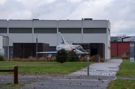 Téléchargez les photos : Toulouse, France - 23 décembre 2023 - Premier avion d'essai Dassault Mirage III dans l'armée de l'air française, conservé au pôle mécanique de l'Institut Supérieur d'Aéronautique et d'Espace, près de l'ONERA - en image libre de droit