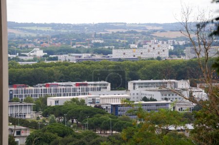 Foto de Toulouse, Francia - 21 de julio de 2023 - Vista aérea desde Pech-David Hill en el campus de Toulouse III - Paul Sabatier University, dentro del Complejo Científico Rangueil; lejos, alojamiento para estudiantes en Montaudran - Imagen libre de derechos