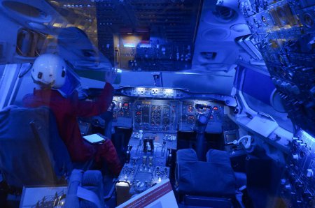 Téléchargez les photos : Toulouse (France) - 21 novembre 2023 - Cockpit sous l'éclairage bleu d'un Airbus A300B historique, le premier avion de ligne produit par Airbus, constructeur aéronautique franco-européen, conservé au Musée de l'Aéroscopie - en image libre de droit