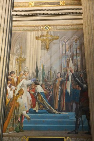 Téléchargez les photos : Paris, France - 5 septembre 2023 - 1886 peinture de J.-E. Lepneveu dans Panthon : Jeanne d'Arc fait couronner le roi Charles VII dans la cathédrale de Reims en 1429, pendant la guerre de Cent Ans - en image libre de droit