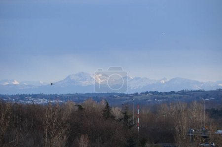 Foto de Toulouse, Francia - 16 de enero de 2024 - Larga vista de la cadena pirenaica, desde un mirador en Montaudran; ver los Pirineos en el horizonte desde Toulouse es bastante raro y depende del clima - Imagen libre de derechos