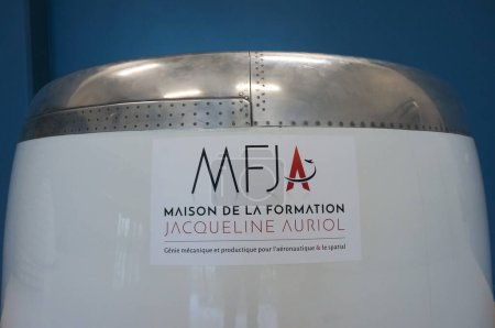 Foto de Toulouse, Francia - 16 de enero de 2024 - Logo de MFJA en una pieza aeronáutica metálica; MFJA es un campus común en ingeniería mecánica para la industria aeroespacial, compartido con varias universidades y escuelas - Imagen libre de derechos