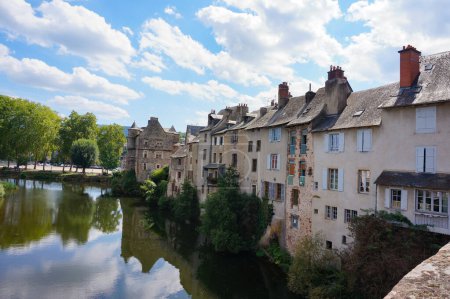 Foto de Espalion, Francia - 9 de agosto de 2023 - Casas tradicionales junto al río Lot en Espalion, un casco antiguo situado en la histórica provincia de Rouergue, ahora departamento de Aveyron en el sur de Francia - Imagen libre de derechos