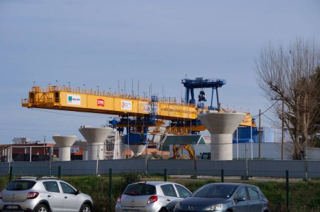 Foto de Labge, Francia - 18 de febrero de 2024 - Construcción de puentes para la construcción de viaductos diseñados para la ampliación de la línea B del metro Tisso de Toulouse, en el Centro Comercial Labge 2 - Imagen libre de derechos
