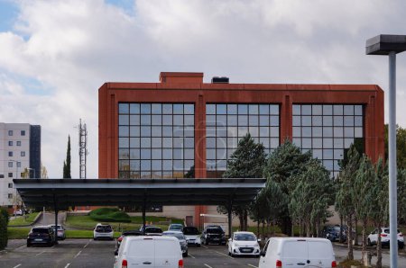 Téléchargez les photos : Labge, France - 2 décembre 2023 - Le Naurouze Business Center dans le parc industriel Innopole ; il abrite le siège d'Ingeteam, une société spécialisée dans les équipements électriques et photovoltaïques - en image libre de droit
