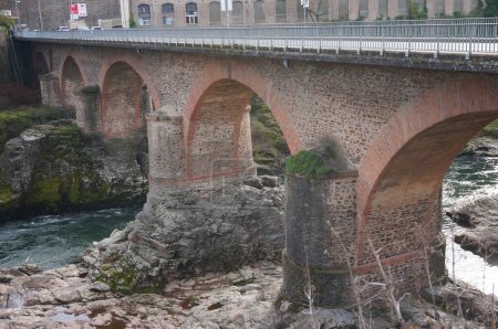 Foto de Saint-Jury, Francia - 28 de enero de 2024 - Arcos del puente de piedra y ladrillo Pont d 'Arths, que cruza el río Tarn y conecta la ciudad de Saint-Jury con el pueblo de Arths, al otro lado - Imagen libre de derechos