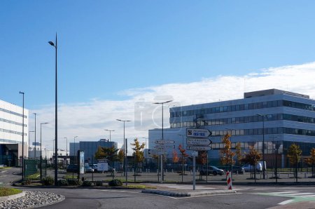Foto de Toulouse, Francia - 16 de enero de 2024 - Instalaciones industriales de Airbus Defence and Space en Le Palays Plant, en la calle Cosmonautes, cerca de Labge, donde 4.400 empleados diseñan y fabrican sistemas espaciales - Imagen libre de derechos