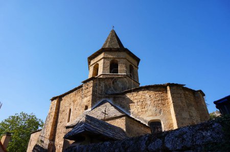 Foto de Fontcoussergues, Francia - 16 de agosto de 2023 - Iglesia medieval románica de Saint-Austremoine; se encuentra en la aldea de Fontcoussergues, en el pueblo de Salles-la-Sources, en la Aveyron rural. - Imagen libre de derechos