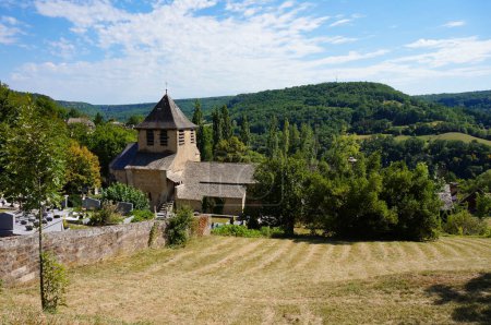 Foto de Fontcoussergues, Francia - 16 de agosto de 2023 - Vista desde la ladera de la iglesia de Saint-Austremoine y el casco de Fontcoussergues en el valle, en la comuna de Salles-la-Sources, en el Aveyron rural - Imagen libre de derechos