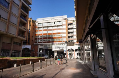 Foto de Toulouse, Francia - 9 de agosto de 2023 - Rue Saint-Jrme, una calle en el distrito de Saint-Georges, en el centro de la ciudad; se dirige a una entrada del centro comercial Saint-Georges y a un hotel de 4 estrellas Mercure - Imagen libre de derechos