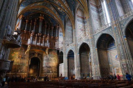 Foto de Albi, Francia - 18 de febrero de 2024 - La catedral medieval de Sainte-Ccile, declarada Patrimonio de la Humanidad por la UNESCO, alberga una nave totalmente pintada y bóvedas de crucería gótica. - Imagen libre de derechos