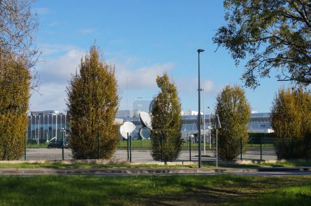 Téléchargez les photos : Toulouse, France - 2 décembre 2024 - Installations industrielles et antennes d'Airbus Defence and Space à Le Palays, près de Labge ; le site est un centre de conception, de production et d'exploitation de systèmes spatiaux - en image libre de droit
