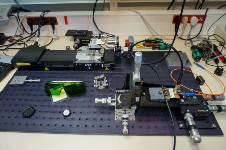 Foto de Toulouse, Francia - 7 de marzo de 2024 - Instalación experimental en un banco óptico para el estudio de diodos láser VCSEL en un laboratorio en ISAE-SUPAERO, una escuela francesa de ingenieros e institutos de investigación - Imagen libre de derechos