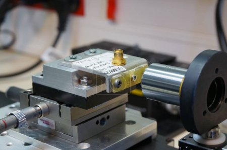 Téléchargez les photos : Toulouse, France - 7 mars 2024 - Installation expérimentale sur banc optique pour l'étude d'un VCSEL à l'ISAE : la diode laser est montée devant une lentille sur une scène motorisée avec précision micrométrique - en image libre de droit