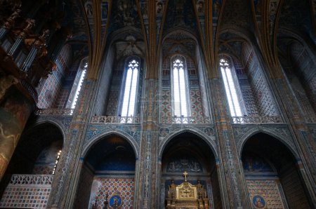 Foto de Albi, Francia - 18 de febrero de 2024 - Interior pintado de la basílica medieval gótica de la Catedral de Sainte-Ccile, Patrimonio de la Humanidad por la UNESCO: capillas laterales en la nave, debajo de las vidrieras - Imagen libre de derechos