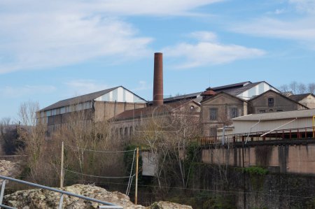 Téléchargez les photos : Saint-Jury, France - 28 janvier 2024 - Ancienne aciérie ; une partie des installations est toujours exploitée par un fabricant de métallurgie, tandis qu'une autre a été transformée en musée du Saut du Tarn - en image libre de droit