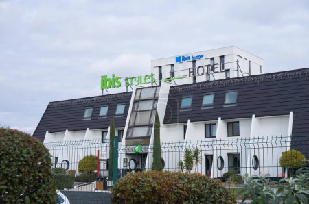 Foto de Labge, Francia - 2 de diciembre de 2023 - Ibis Styles and Ibis Budget Hotels in Labge Palays business park, next to Toulouse; la marca Ibis forma parte del grupo francés Accor Hotels, líder mundial en la industria - Imagen libre de derechos