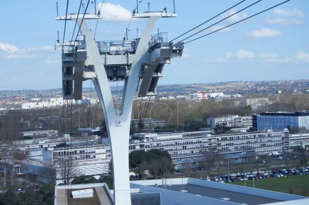 Foto de Toulouse, Francia - 15 de marzo de 2024 - Vista aérea desde el ascensor de góndola Tlo sobre el Complejo Espacial Montaudran-Lespinet, incluyendo el Campus Científico Rangueil de la Universidad Paul Sabatier-Toulouse III - Imagen libre de derechos