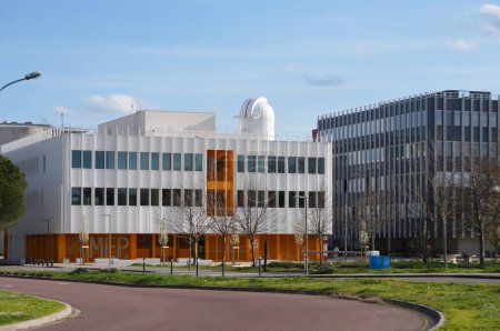 Téléchargez les photos : Toulouse, France - 15 mars 2024 - MdPE U6 et MRL U5, deux des plus récents bâtiments du Campus Rangueil de l'Université Toulouse III-Paul Sabatier ; U6 a l'observatoire OJBT sur le toit - en image libre de droit