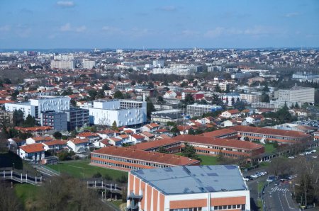 Téléchargez les photos : Toulouse, France - 15 mars 2024 - Vue aérienne depuis le tramway aérien de Tlo sur la partie ouest du Campus Rangueil d'UPS : la Faculté de Médecine et l'Institut Universitaire de Technologie (IUT)) - en image libre de droit