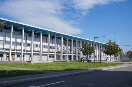 Foto de Toulouse, Francia - 15 de marzo de 2024 - Edificio de administración de la Universidad Paul Sabatier-Toulouse III, una de las universidades más grandes de Francia en ciencia e ingeniería, en el campus de ciencia de Rangueil - Imagen libre de derechos