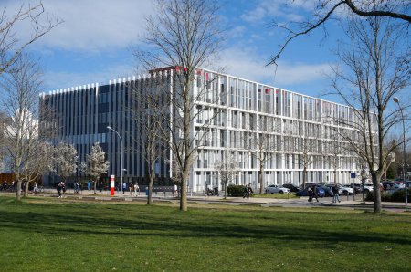 Foto de Toulouse, Francia - 15 de marzo de 2024 - El reciente MRL U6, un moderno edificio de hormigón y vidrio en la plaza Rose Dieng-Kuntz, en el campus principal de la Universidad Toulouse III-Paul Sabatier en el Complejo Rangueil - Imagen libre de derechos