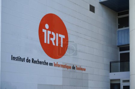 Téléchargez les photos : Toulouse, France - 15 mars 2024 - Logo de l'IRIT, l'Institut de recherche toulousain en technologies de l'information, à l'entrée de son siège sur le campus de l'Université Toulouse III-Paul Sabatier - en image libre de droit