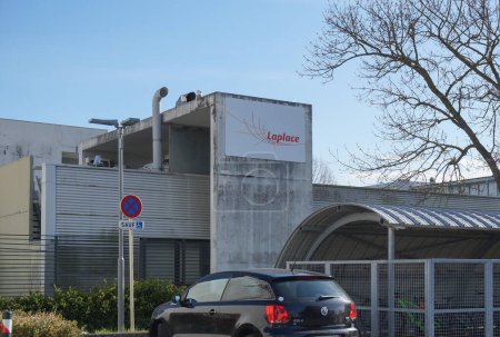 Foto de Toulouse, Francia - 15 de marzo de 2024 - Centro de investigación de LAPLACE, un laboratorio sobre conversión de plasma y energía, en el campus de Toulouse III-Paul Sabatier University en Rangueil Science Complex - Imagen libre de derechos