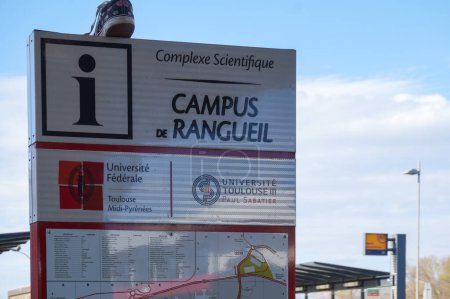 Foto de Toulouse, Francia - 15 de marzo de 2024 - Un tablero de información con un mapa en el campus principal de la Universidad Toulouse III-Paul Sabatier, en el Complejo Científico Rangueil, donde ocupa alrededor de 100 hectáreas - Imagen libre de derechos