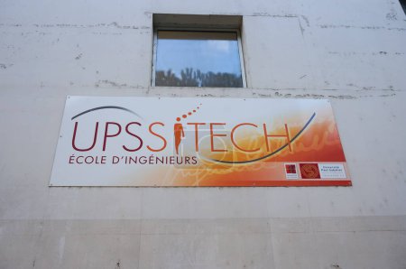 Téléchargez les photos : Toulouse, France - 15 mars 2024 - Logo d'UPSSITECH, une école d'ingénieurs de la faculté des sciences et de l'ingénierie de l'Université Toulouse III-Paul Sabatier, sur le Complexe Scientifique du Rangueil - en image libre de droit