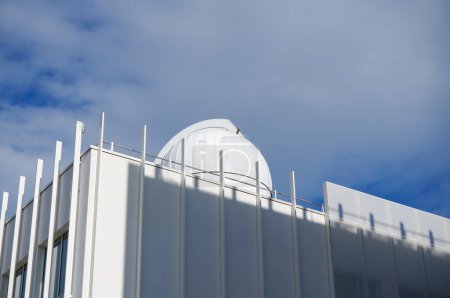 Téléchargez les photos : Toulouse, France - 15 mars 2024 - Dôme moderne du télescope de l'OJBT (Observatoire Josselyn Bell de Toulouse), dirigé par des étudiants "UPS dans l'espace" de l'Université Paul Sabatier, au-dessus du bâtiment U6 MEP - en image libre de droit