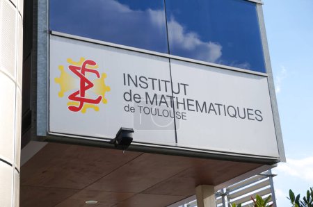 Téléchargez les photos : Toulouse, France - 15 mars 2024 - Institut de Mathématiques de Toulouse, sur le campus de l'Université Toulouse III-Paul Sabatier ; le logo comporte les symboles d'une intégrale d'une somme (sigma) - en image libre de droit