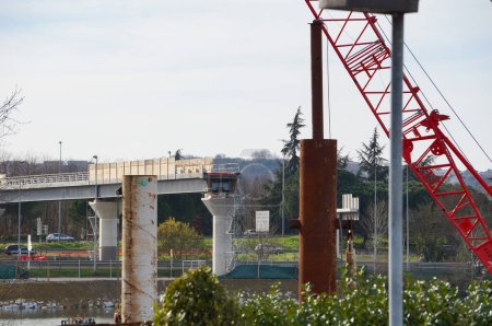 Foto de Labge, Francia - 18 de febrero de 2024 - Viaducto de hormigón en construcción, cruzando la carretera de circunvalación, construido para la extensión de la Línea C del Metro de Toulouse; el tramo ferroviario sobre tierra tendrá 2,5 km de largo - Imagen libre de derechos