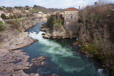 Téléchargez les photos : Saint-Jury, France - 28 janvier 2024 - La rivière Tarn à Saut du Sabo, une cataracte naturelle qui forme une gorge rocheuse et étroite, où les eaux génèrent des rapides ; vue en angle élevé depuis le pont Arths - en image libre de droit